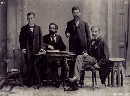 From the left: Dr Siegfried Kalischer, Dr Edward Flatau (sitting, pointing at the book), Dr Louis Jacobsohn-Lask, Dr Bernhard Pollack (sitting). Ca. 1900, Berlin. From the collection of the Lask family. Source: Wikipedia Commons (public domain)